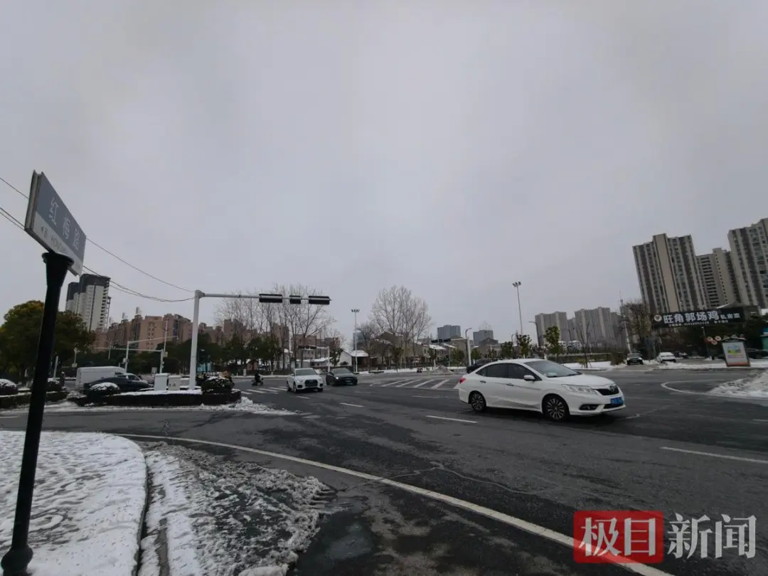潜江市区主干路雪停路畅出行注意防结冰